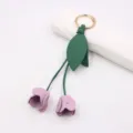 Portachiavi a tulipano in pelle fatto a mano, ciondolo floreale viola e verde per borsa. - viola taro