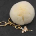 Llavero de pompón de pelo sintético con detalle de colgante de bailarina de cristal strass. - Bailarina - Pelo de conejo Rex sintético / Beige
