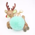Vista dettagliata del simpatico portachiavi con pon pon in peluche renna di Natale. - Portachiavi d'Oro / Verde menta