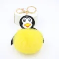 Primo piano dettagliato di un simpatico portachiavi a pinguino soffice giallo con anello. - Portachiavi Oro / Giallo