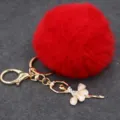 Llavero de pompón esponjoso rojo con detalle de colgante de bailarina de diamantes de imitación. - Bailarina - Pelo de conejo Rex sintético / Rojo