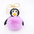 Portachiavi pinguino in peluche carino con pon pon viola soffice e anello dorato. - Portachiavi Oro / viola taro