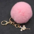 Llavero de pompón rosa esponjoso con dijes de bailarina de ballet con diamantes de imitación. - Bailarina - Pelo de conejo Rex sintético / Rosa