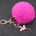 Llavero de pompón de piel sintética rosa con colgante de bailarina de diamantes de imitación - Bailarina - Pelo de conejo Rex sintético / Rosa rojo