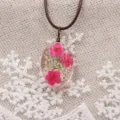 Collar con colgante de flor seca de resina ovalada con cordón marrón, joya botánica - Versión antigua rosa rojo