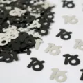 Schwarze und silberne Zahlen Konfetti Tischdeko für Geburtstag und Party Feiern Deko. - Nummer 16 / 10g Packung / Schwarz und Silber