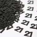 Schwarze Nummer 21 Konfetti Tischdeko Streudeko für Geburtstag und Jubiläumsfeier - Nummer 21 / 10g Packung / Schwarz