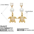 Detailansicht der goldenen Schildkröten Perlen Ohrringe mit Maßangaben und Edelstahl. - Weißer Zirkonia Meeresschildkröte Stil (F057-E) / Gold