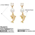 Vergoldete 316L Edelstahl Delfin Perle Ohrringe Detail, 2.7cm Länge mit funkelndem Zirkon Stein. - Weißer Zirkonia Delphin Stil (F057-G) / Gold