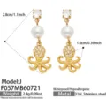 Detailansicht der vergoldeten Titanstahl Oktopus Perlen Ohrringe mit Zirkon und Maßen. - Weißer Zirkonia Oktopus Stil (F057-J) / Gold