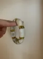 Nahaufnahme Detail des Vintage Harz und Metall klobigen Gliedarmbands in milchweiß Gold - Weiß Metall Gespleißt