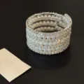 Gros plan détail du bracelet spirale multicouche en perles et strass, design très étincelant. - Style 3 / Argent