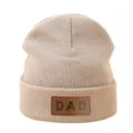 Beige gebreide muts voor heren en dames met stijlvolle DAD leren patch voor winterse warmte. - Verstelbaar / Khaki