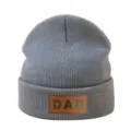 Gorro de punto gris con parche de cuero marrón DAD, gorro de invierno cálido unisex para adultos. - Ajustable / Gris