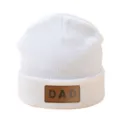 Gedetailleerd weergave van witte gebreide muts met bruine DAD leren patch, warme muts. - Verstelbaar / Wit