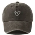 Gros plan de la casquette de baseball lavée vintage avec un joli détail de cœur brodé. - Réglable / Café