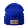 Gorro de punto azul de invierno detalle con parche de cuero marrón cálido y elegante. - Azul zafiro