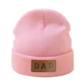 Gorro de punto rosa con parche de cuero DAD, gorro de invierno cálido para hombres y mujeres. - Ajustable / Rosa