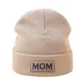 Chaud bonnet en tricot beige pour femme, hiver chaud avec écusson en cuir MOM élégant. - Kaki