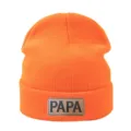 Detalle del gorro de punto naranja con elegante parche de cuero y textura detallada. - Naranja