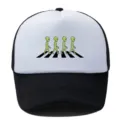Dettaglio cappello trucker con stampa aliena, berretto mesh nero bianco, stile estivo. - Regolabile / Bianco e nero
