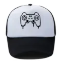 Vista detallada de la gorra de béisbol en blanco y negro con estampado de mando de juego. - Ajustable / Negro y Blanco