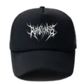 Cappellino trucker nero con stampa di testo heavy metal bianco, berretto streetwear casual. - Regolabile / Nero