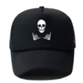 Gorra de camionero negra con gráfico de calavera blanca, ideal para streetwear y uso diario. - Ajustable / Negro