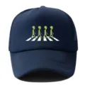Gedetailleerd overzicht van de donkerblauwe truckerpet met een grappig alien motiefje. - Verstelbaar / Marineblauw