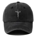 Nahaufnahme der gewaschenen schwarzen Baseballkappe mit weißem Kreuz Jesus Druck. - Verstellbar / Schwarz