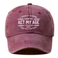 Detailansicht der Vintage gewaschenen Baumwoll Baseball Cap mit coolem Spruch vorne. - Verstellbar / Burgunderrot