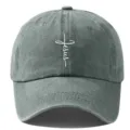 Detalle de gorra de béisbol verde grisáceo lavado, con estampado de cruz Jesús y costuras. - Ajustable / Gris