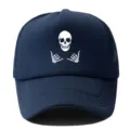 Primer plano de gorra trucker azul oscuro con gráfico de calavera blanca muy llamativo. - Ajustable / Azul marino
