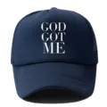 Vue détaillée de la casquette de baseball en filet bleu marine élégante avec imprimé lettres. - Réglable / Casquette de baseball / Bleu marine