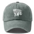Primer plano de la gorra de estilo vintage gris desgastada con grafico FAFO y lavado. - Gris