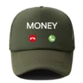Detailansicht der olivgrünen Trucker Cap mit auffälligem MONEY-Buchstabendruck und atmungsaktivem Mesh. - Verstellbar / Armeegrün