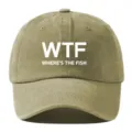 Nahaufnahme Detail der kaki gewaschenen Baumwoll Baseballkappe mit weißem Fronttext. - Verstellbar / Khaki