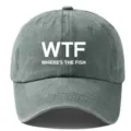 Nahaufnahme der grauen, gewaschenen Baumwoll-Baseballcap mit klarem Front-Text-Aufdruck. - Verstellbar / Grau