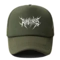 Gros plan sur la casquette trucker vert olive avec impression métal lourd et dos en mesh respirant. - Réglable / Vert Militaire