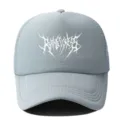 Gorra de béisbol trucker gris con gráfico death metal blanco para hombres y mujeres. - Ajustable / Gris claro