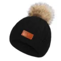 Zwarte gebreide muts met nepbont pompon en lederen patch voor warme winterse dagen - 40-50cm / Zwart