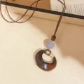 Retro Boho Harz Anhänger Halskette mit brauner Lederkordel, vintage Pulloverkette. - Unregelmäßige Form Stil (1#) / Kaffee-Weiß