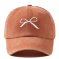 Vue détaillée casquette de baseball orange lavée tendance avec jolie broderie nœud blanc. - Réglable / Orange