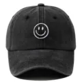 Detalle de la gorra negra lavada vintage con bonito bordado de cara sonriente blanca. - Ajustable / Negro