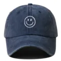 Vue détaillée de la casquette de baseball bleu marine lavée avec broderie smiley blanche. - Réglable / Bleu marine