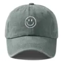 Primer plano de gorra de béisbol de algodón lavado gris, detalle de cara sonriente bordada. - Ajustable / Gris
