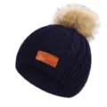 Leuke kinder winter warme gebreide muts met imitatiebont pompon en lederen patch. - 40-50cm / Marineblauw