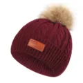 Kinderen winter warme gebreide muts met nepbont pompon en stijlvolle lederen patch. - 40-50cm / Bordeauxrood