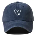 Gorra de béisbol de algodón lavado con detalle de corazón y huella de pata en marino. - Ajustable / Azul marino