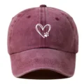 Klassische gewaschene Baumwoll-Baseballkappe mit süßem Herz- und Pfotenabdruck-Design. - Verstellbar / Burgunderrot